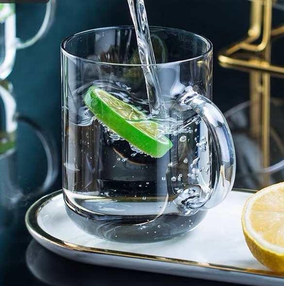 Straight-sided cup with a handle