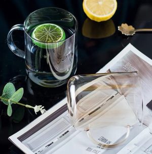 Straight-sided cup with a handle