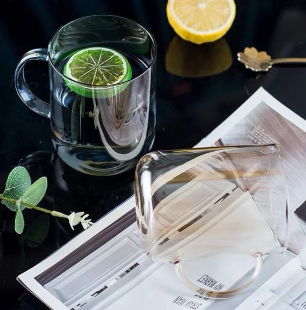 Straight-sided cup with a handle