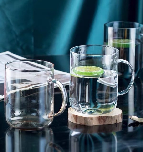 Straight-sided cup with a handle
