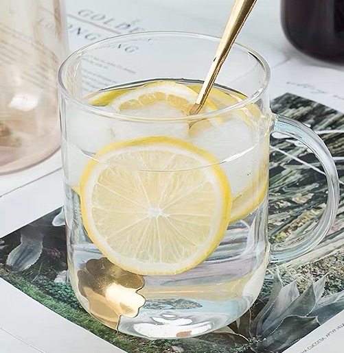 Straight-sided cup with a handle
