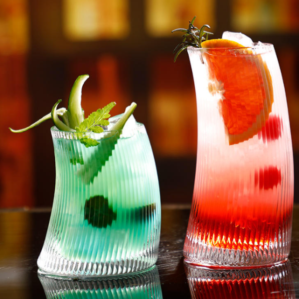 Vertical-ribbed crescent-shaped cup