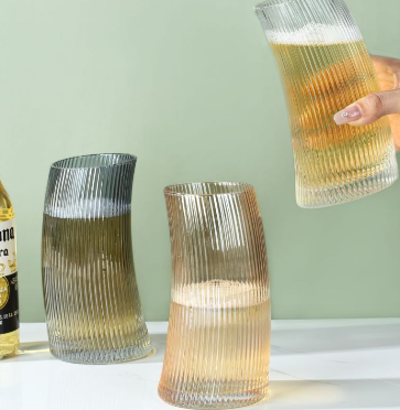 Vertical-ribbed crescent-shaped cup