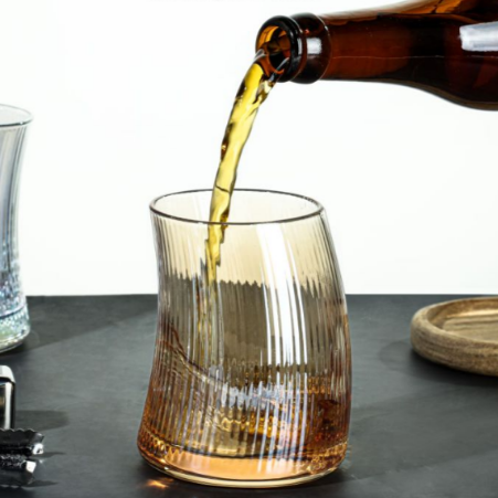 Vertical-ribbed crescent-shaped cup