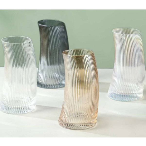 Vertical-ribbed crescent-shaped cup